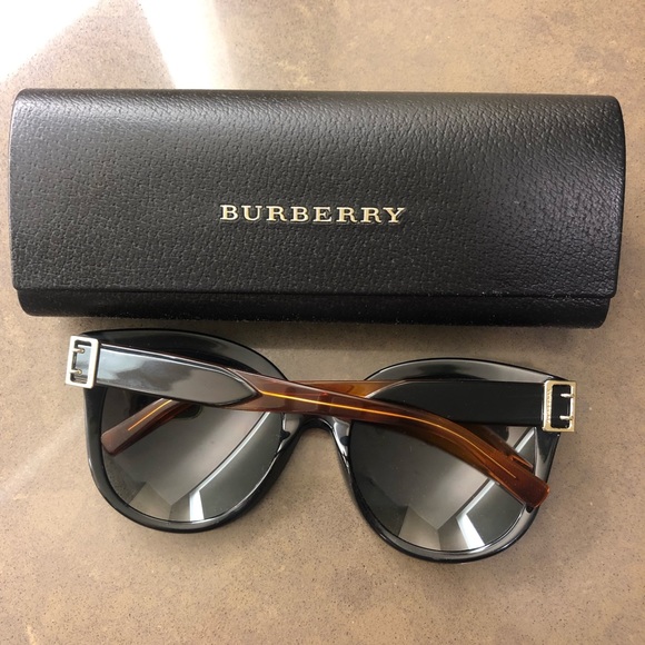 Burberry Sunglasses w/ Hard Case - Picture 5 of 8